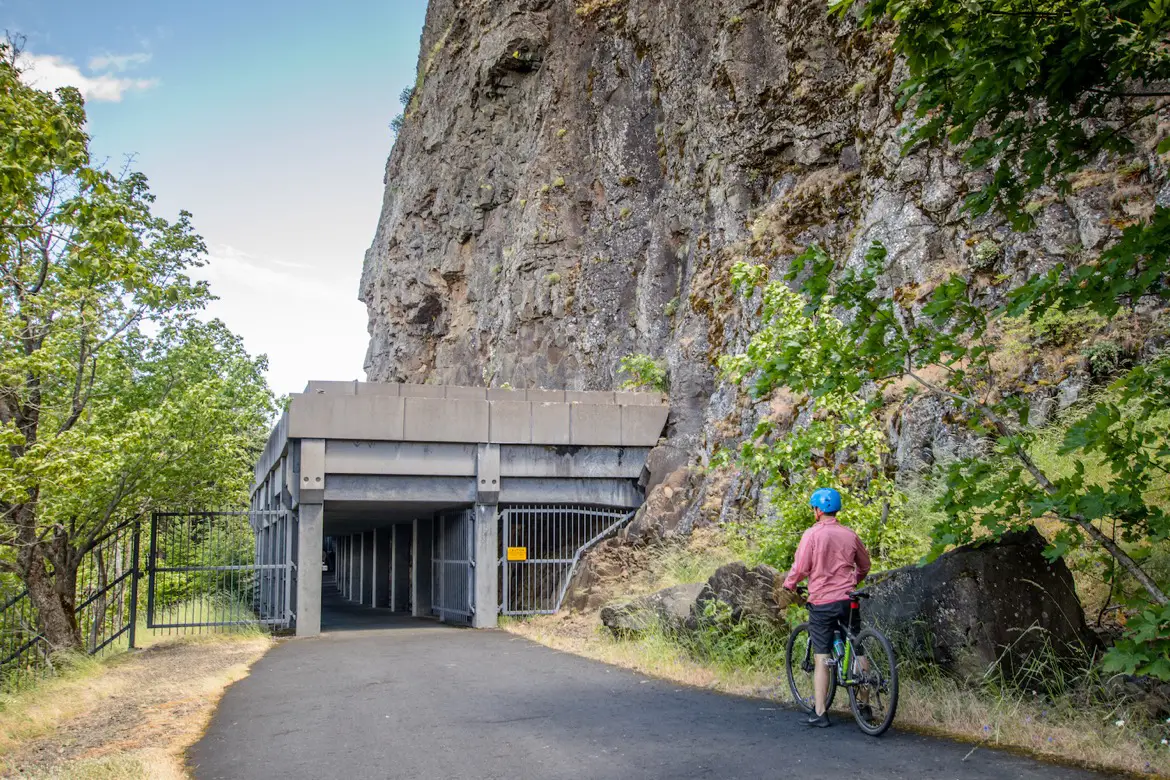 Mosier Twin Tunnels trail in Oregon