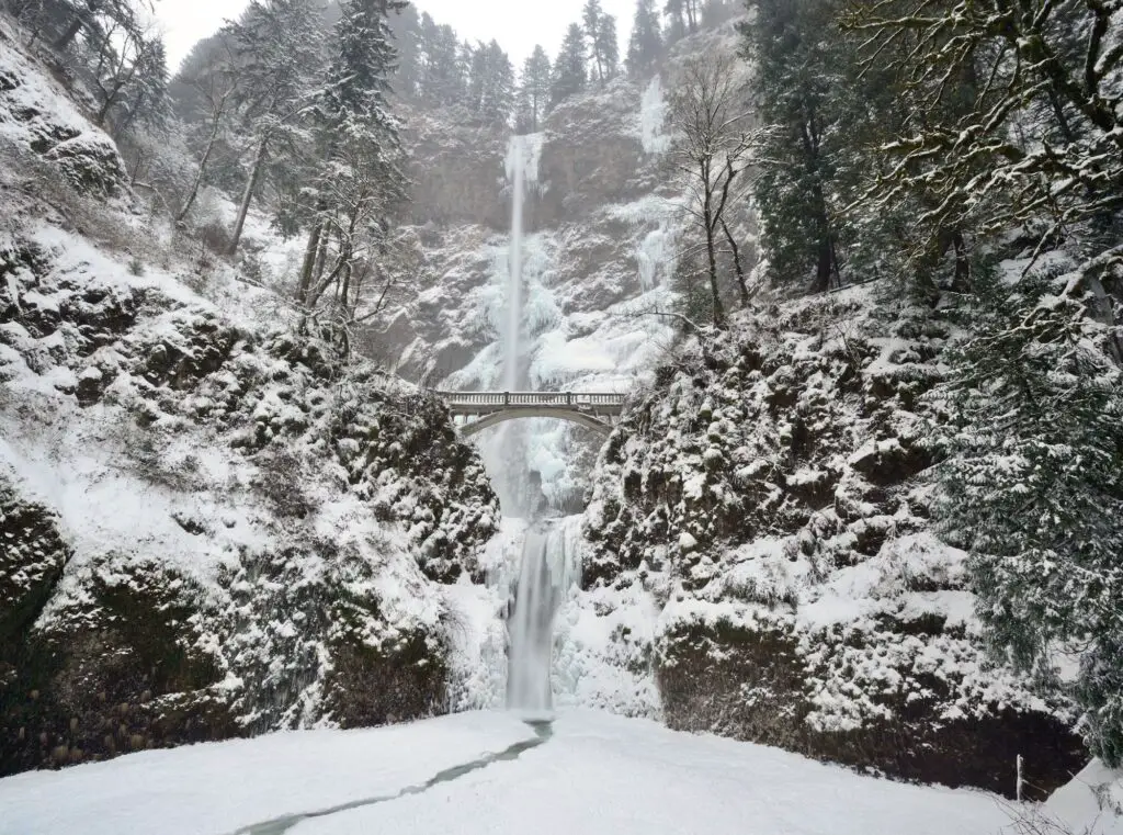 Oregon Multnomah Falls Winter 3 1024x761 