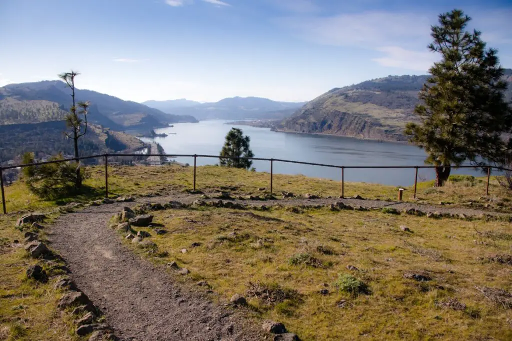 Hiking the scenic Mosier Plateau Trail in Oregon